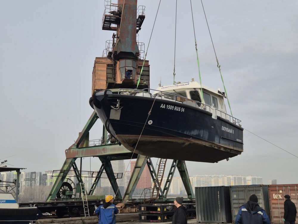 Спуск на воду служебного теплохода «Патрульный-8»